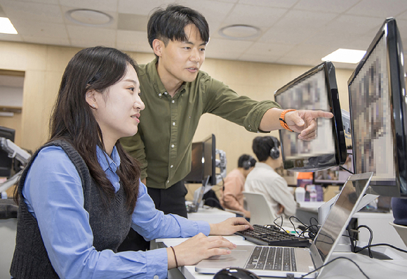 지난해 10월 삼성전자 인재개발원(경기도 수원)에서 삼성전자 감독관이 삼성직무적성검사(GSAT) 응시자를 대상으로 예비 소집을 진행하고 있다. [사진=삼성]