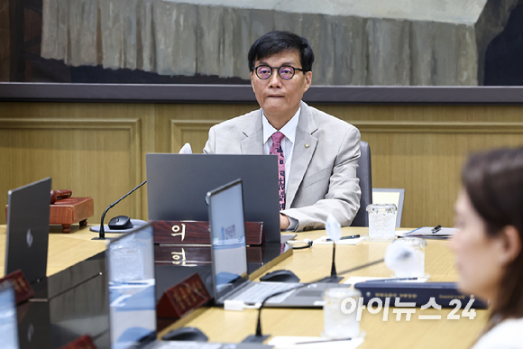 이창용 한국은행 총재가 10일 서울 중구 한국은행에서 열린 금융통화위원회에 참석하고 있다. [사진=사진공동취재단]