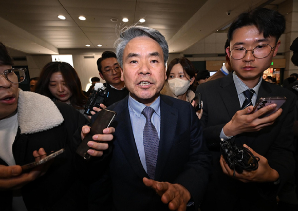 이종섭 주호주대사가 21일 오전 인천국제공항 제1여객터미널을 통해 귀국한 뒤 차량으로 이동하고 있다. [사진=뉴시스 / 공동취재]