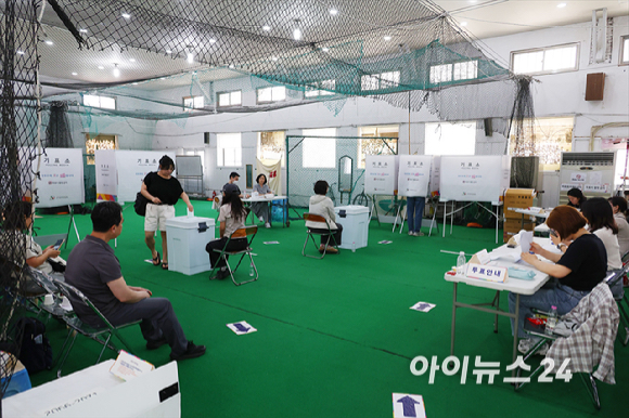 제9회 전국동시지방선거 및 국회의원 재&middot;보궐 선거가 시작된 3일 서울 중구 청구초등학교 야구부실내훈련장에 마련된 투표소에서 시민들이 투표를 하고 있다. [사진=곽영래 기자]
