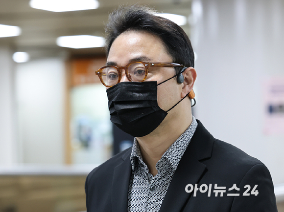 양평 공흥지구 개발 특혜 의혹을 받는 김건희씨의 오빠 김진우씨가 20일 서울중앙지방법원에서 열린 공판에 출석하고 있다. 2026.04.20 [사진=사진공동취재단]