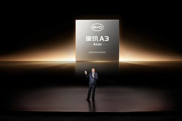 왕촨푸 BYD 회장이 지난 28일 선전 본사에서 열린 '감위' 지능화 전략 발표회에서 쉬안지 A3를 발표하고 있다. [사진=BYD코리아]