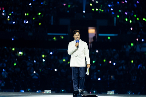 배우 이병헌이 지난 1일(현지시간)부터 3일까지 미국 로스앤젤레스 크립토닷컴 아레나에서 열린 K-팝 팬&아티스트 페스티벌 '케이콘 엘에이 2025(KCON LA 2025)' 무대에서 진행을 하고 있다. [사진=CJ ENM]