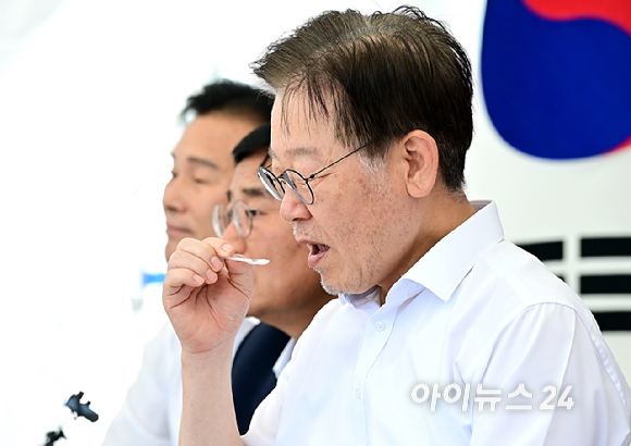 단식 8일차인 이재명 더불어민주당 대표가 7일 오전 서울 여의도 국회 본청 앞 단식농성장에서 소금을 먹고 있다. [사진=곽영래 기자]