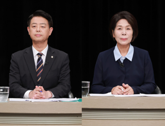 김영호 더불어민주당 최고위원 후보(왼쪽)와 최민희 후보가 3일 경기 부천시 OBS 스튜디오에서 열린 '민주당 최고위원 후보자 방송토론회'에 참석해 있다. [사진=연합뉴스]