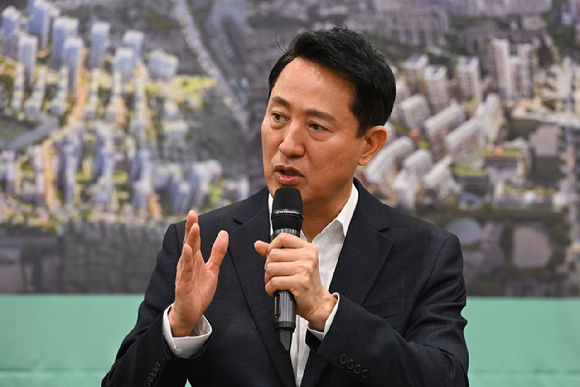 16일 서울 송파구 잠실선착장 부근에서 한강버스가 강바닥에 걸려 멈춰 있다. 2025.11.16 [사진=연합뉴스]