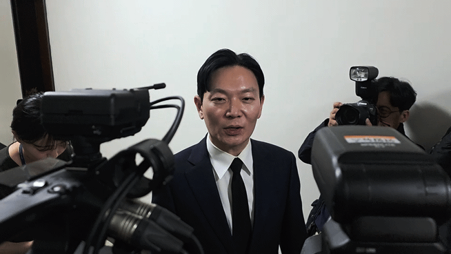 박상용 인천지검 부부장검사가 14일 국회 '윤석열 정권 정치검찰 조작 기소 의혹 사건 진상규명 국정조사' 쌍방울 대북송금 사건 청문회에서 증인 선거를 거부해 퇴장 당한 뒤 기자들을 만나 발언하는 모습. [사진=라창현 기자]