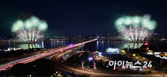 27일 저녁 서울 여의도 한강공원 일대에서 열린 '한화와 함께하는 서울세계불꽃축제 2025'에서 이탈리아팀의 불꽃 연출이 밤 하늘을 수 놓고 있다. [사진=정소희 기자]