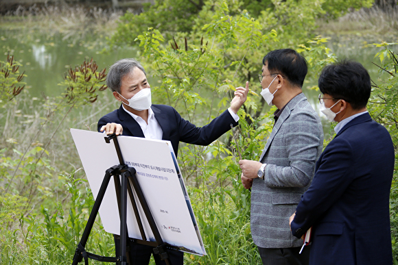 김승수 전주시장(왼쪽)이 백석저수지 개발 관계자들에게 개발 기본구상안 수립 추진상황에 대해 보고를 받고있다. [사진=전주시]