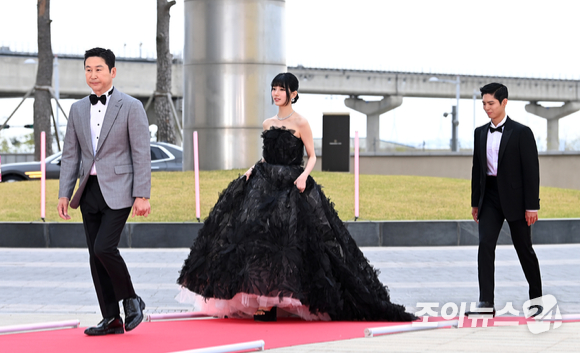 방송인 신동엽, 배우 수지, 박보검이 28일 오후 인천 파라다이스시티에서 열린 제59회 백상예술대상 레드카펫에 참석하고 있다. [사진=김성진 기자]