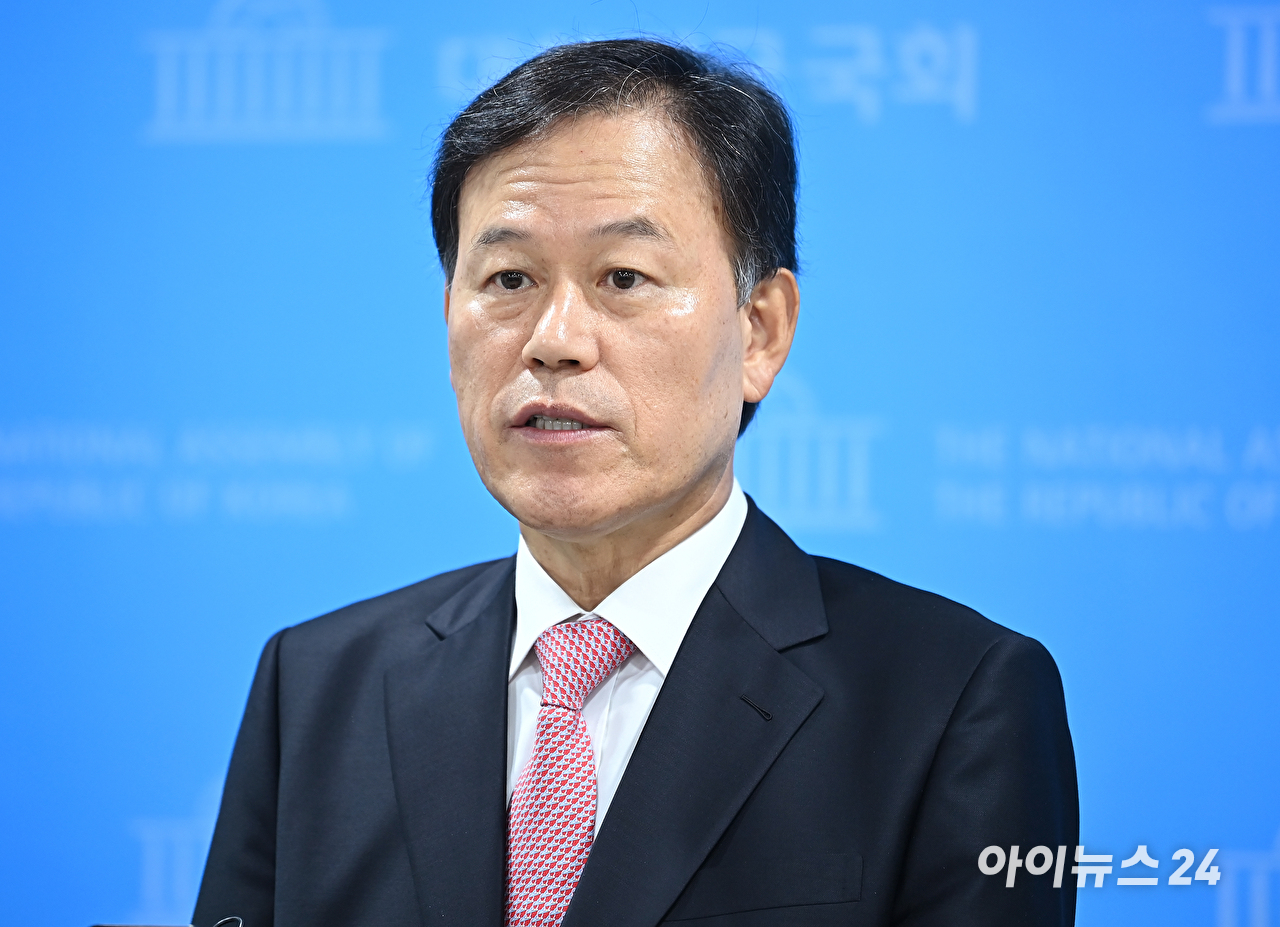 윤한홍 국민의힘 의원이 21일 서울 여의도 국회 소통관에서 명태균 씨 관련 현안 기자회견을 하고 있다. [사진=곽영래 기자]