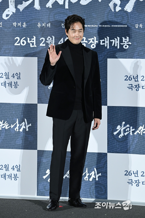 배우 유지태가 19일 오전 서울 용산구 CGV용산아이파크몰점에서 열린 영화 '왕과 사는 남자'(감독 장항준) 제작보고회에 참석해 포즈를 취하고 있다. [사진=문수지 기자]