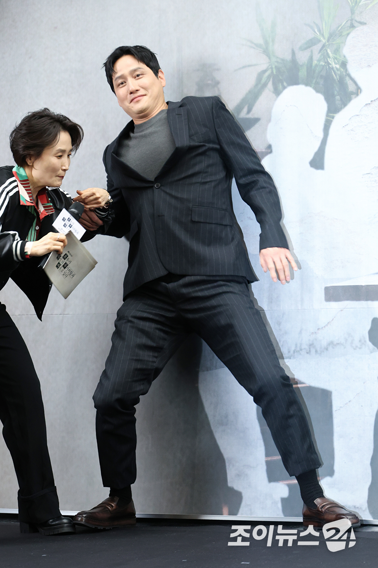 배우 박해준이 17일 오후 서울 마포구 상암동 스탠포드 호텔에서 열린 JTBC 새 토일드라마 '모두가 자신의 무가치함과 싸우고 있다' 제작발표회에 참석해 포즈를 취하고 있다. [사진=문수지 기자]