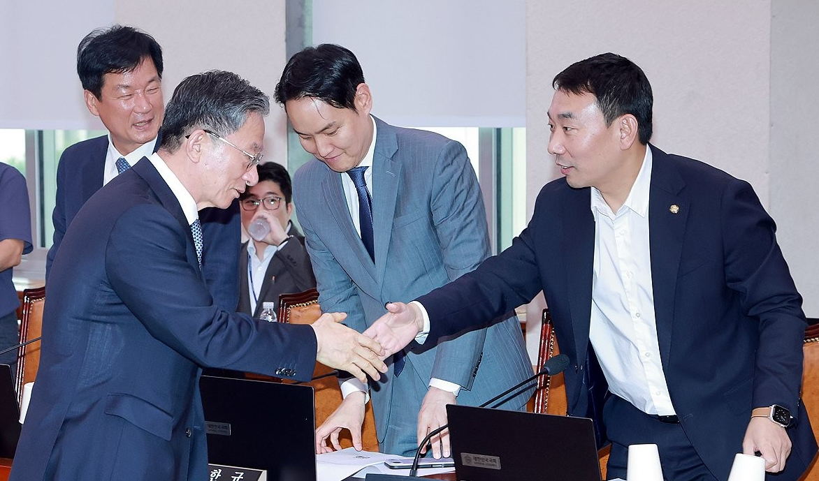 정성호 전 법무부 장관이 지난 24일 경기 정부과천청사 법무부 건물을 밝은 표정으로 나서고 있다. 2026.8.24. [사진=연합뉴스]