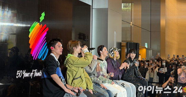 18일 서울 중구 애플 명동에서 열린 '애플 50주년 토크 콘서트 with 코르티스'에서 코르티스가 'GO!' 무대를 선보이고 있다. [사진=황세웅 기자]