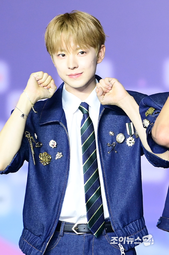 그룹 엔시티 위시(NCT WISH) 유우시와 리쿠가 26일 오후 경기도 고양 일산서구 대화동 킨텍스에서 열린 2025 SBS 가요대전 Summer(써머) 블루카펫 행사에 참석하고 있다. [사진=정소희 기자]