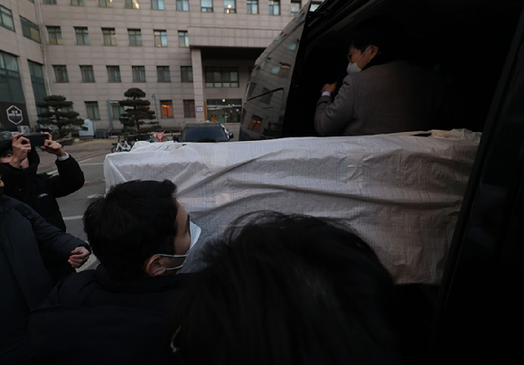 북한의 한국 무인기 침투 주장에 대한 진상을 규명하는 '군경합동조사 TF'가 21일 민간인 피의자 3명의 주거지 및 사무실 등에 대한 압수수색에 나선 가운데 이날 피의자 장모씨와 오모씨가 다니던 서울의 한 대학교 공대 건물에서 경찰 관계자들이 압수품을 옮기고 있다. 2026.1.21 [사진=연합뉴스]