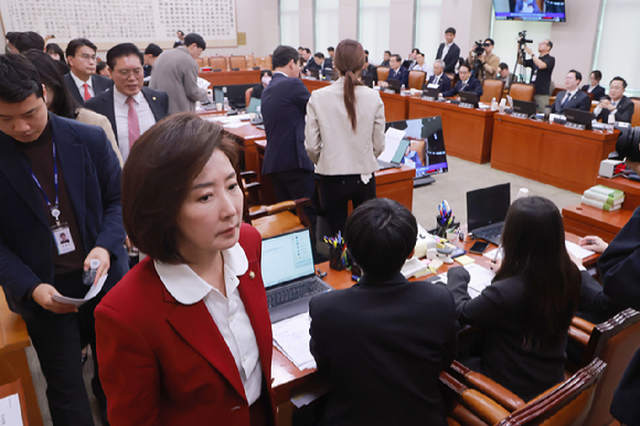 31일 국회에서 열린 윤석열 정권 정치검찰 조작기소 의혹 사건 진상규명 국정조사특별위원회 제3차 전체회의에서 토론 도중 국민의힘 나경원 의원 등 국민의힘 특위 위원들이 퇴장하고 있다. 2026.3.31 [사진=연합뉴스]