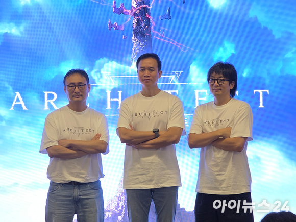 (왼쪽부터) 김민규 드림에이지 사업실장, 박범진 아쿠아트리 대표, 정우용 드림에이지 대표가 지난 15일 서울 중구 젠지게이밍익스피리언스에서 열린 '아키텍트: 랜드 오브 엑자일' 미디어 시연회에서 포즈를 취하고 있다. [사진=박정민 기자]
