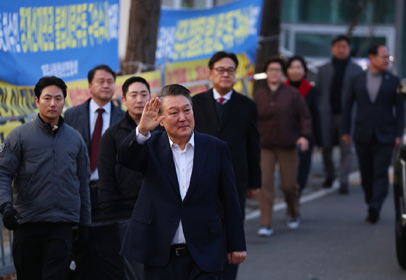 석방된 윤석열 대통령이 8일 경기도 의왕시 서울구치소에서 차에서 내려 지지자들에게 인사하고 있다. 2025.3.8 [사진=연합뉴스]