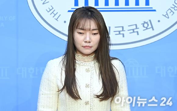 한국사 강사 출신 유튜버 전한길 씨가 김예지 국민의힘 의원을 향해 '장애 비하' 발언을 한 박민영 미디어대변인을 두둔하며 김 의원을 출당시키라고 목소리를 높였다. 사진은 전 씨. [사진=유튜브 @전한길뉴스]