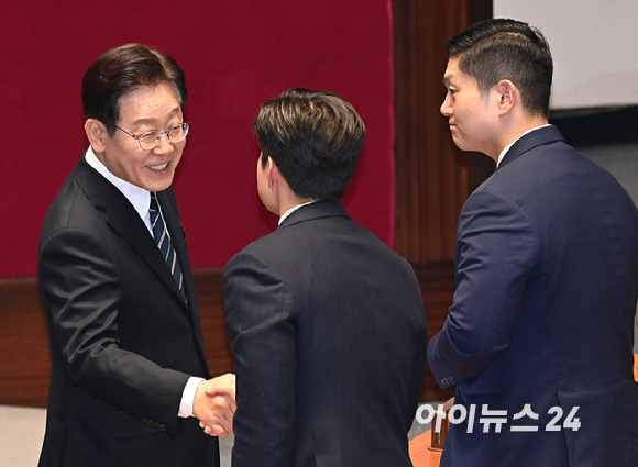 이재명 대통령이 지난 2일 서울 여의도 국회 본회의장에서 중동 사태 대응 등을 위한 추가경정예산안에 대한 시정연설을 마친 후 나서며 손을 들어 인사하고 있다. [사진=곽영래 기자]