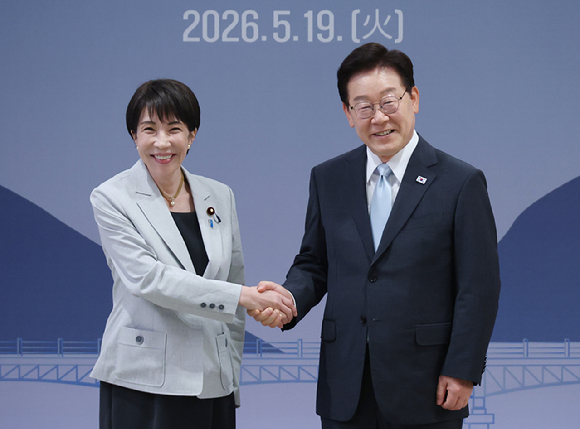 이재명 대통령과 다카이치 사나에 일본 총리가 19일 경북 안동 한 호텔에서 확대 정상회담에 앞서 악수하고 있다. 2026.5.19 [사진=연합뉴스]