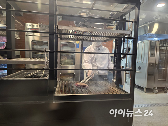 조용기 한화푸드테크 대표가 21일 기자간담회에서 더 플라자 다이닝을 소개하고 있다. [사진=구서윤 기자]