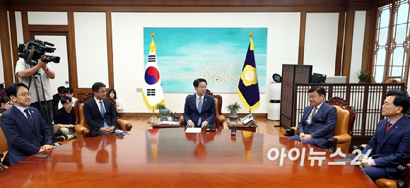 조정식 국회의장이 11일 오후 서울 여의도 국회의장 집무실에서 열린 여야 원내대표 회동에서 발언을 하고 있다. 왼쪽부터 한병도 더불어민주당 원내대표, 조 국회의장, 정점식 국민의힘 원내대표. [사진=곽영래 기자]