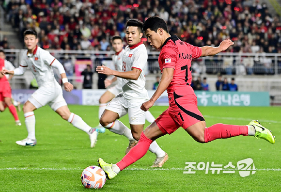 클린스만 감독이 이끄는 한국 축구대표팀은 17일 수원월드컵경기장에서 열린 베트남과 평가전에서 6-0 대승을 거뒀다.전반 한국 황희찬이 슈팅을 하고 있다. [사진=곽영래 기자]