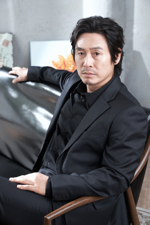 배우 설경구가 18일 영화 '킹메이커' 인터뷰에 앞서 포즈를 취하고 있다. [사진=메가박스중앙(주)플러스엠]