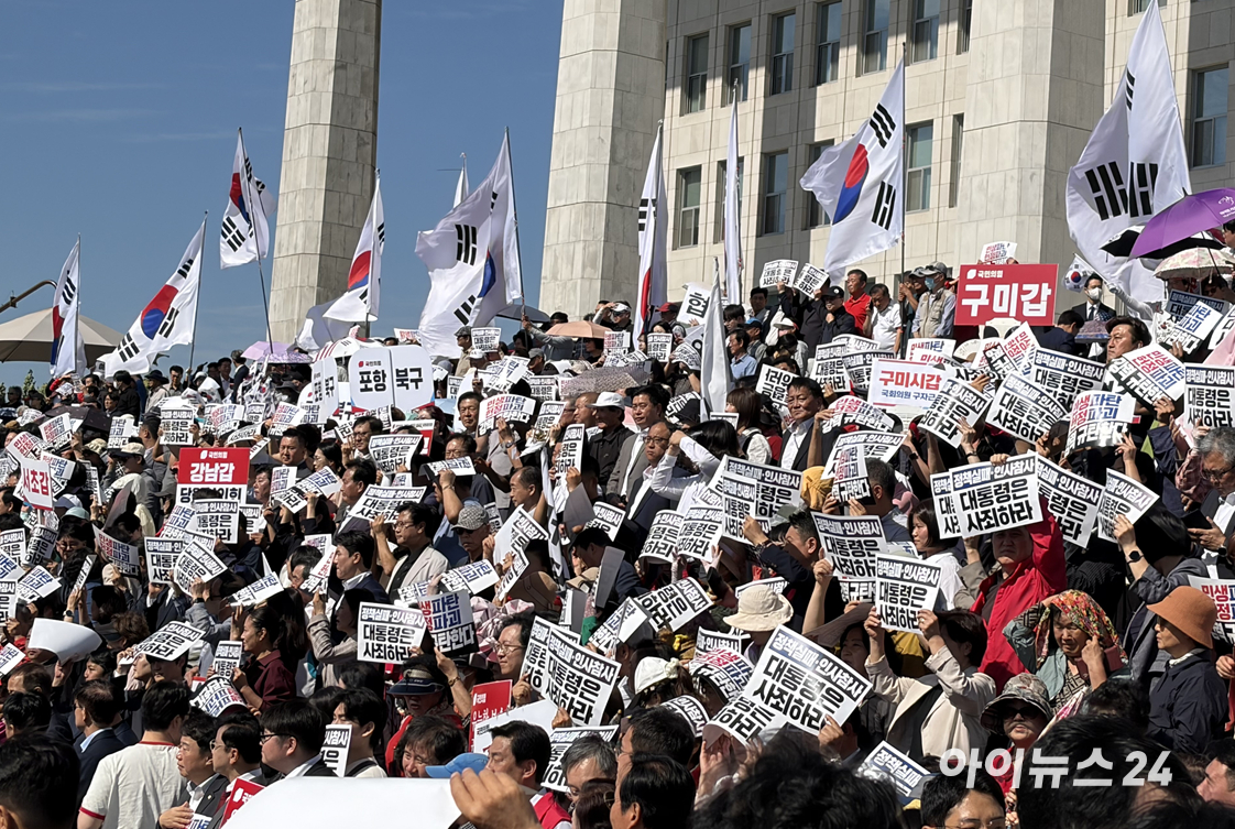 국민의힘이 22일 서울 여의도 국회 본청 앞 중앙계단에서 '이재명 정권 실정 대국민 보고대회'를 연 가운데 전국 각지에서 모인 참석자들이 사회자의 구령에 따라 '민생 경제 파탄&middot;외교 안보 파괴&middot;사법 장악' 구호를 외치고 있다. [사진=조정훈기자]