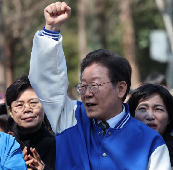 이재명 더불어민주당 상임공동선대위원장이 21일 광주 북구 전남대학교 후문을 찾아 발언하고 있다. (공동취재) [사진=뉴시스]