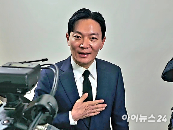 박상용 인천지검 부부장검사가 14일 국회 '윤석열 정권 정치검찰 조작 기소 의혹 사건 진상규명 국정조사' 쌍방울 대북송금 사건 청문회에서 증인 선거를 거부해 퇴장 당한 뒤 기자들을 만나 발언하는 모습. [사진=라창현 기자]