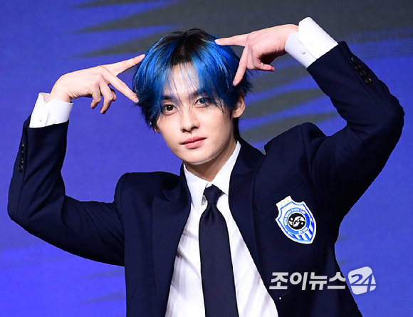 그룹 스트레이키즈 리노가&nbsp;22일 오전 서울 영등포구 여의도 콘래드호텔에서 열린&nbsp;스트레이키즈(Stray Kids) 정규 4집 '카르마' 발매 기념 기자간담회에서 포즈를 취하고 있다. [사진=정소희 기자]