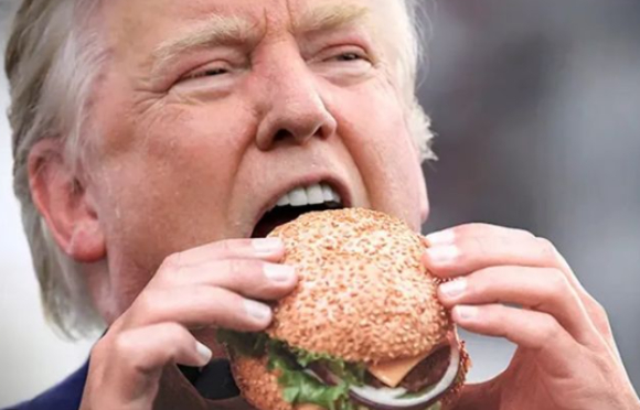 트럼프 미국 대통령이 경주힐튼호텔 직원들과 기념 촬영을 하고 있다. [사진=경주힐튼호텔]