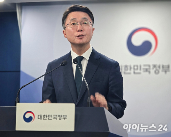 19일 오전 정부서울청사에서 최우혁 과학기술정보통신부 정보보호네트워크정책관 겸 SK텔레콤 침해사고 민관합동조사단 단장(가운데)이 SK텔레콤 침해사고 2차 조사 결과에 대해 발표하고 있다. 사진은 왼쪽부터 이동근 한국인터넷진흥원(KISA) 디지털위협대응본부장 겸 민관합동조사 부단장, 최우혁 단장, 류제명 과기정통부 네트워크정책실장. [사진=안세준 기자]