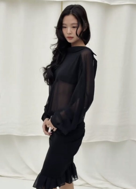 제니, 강원도서 파격 언더붑 패션...드레스만 260만원대