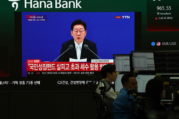 이재명 방송이 8일 서울 하나은행 본점 딜링룸을 통해 송출되고 있다. 2026.6.8 [사진=연합뉴스]