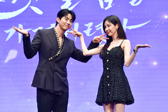 그룹 2PM 옥택연, 소녀시대 서현이 11일 오후 서울 구로구 신도림동 더세인트에서 진행된 KBS2 새 수목드라마 '남주의 첫날밤을 가져버렸다' 제작발표회에 참석해 포즈를 취하고 있다. [사진=문수지 기자]