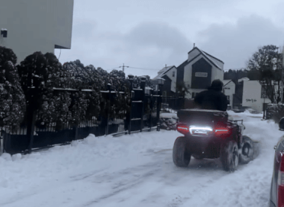 최근 제주에 폭설이 이어진 가운데, 제주에 거주하는 가수 이재훈이 눈이 내릴 때 마다 제설작업을 펼치고 있다는 미담이 전해졌다. 사진은 이재훈 인스타그램 캡처. [사진=이재훈 인스타그램]