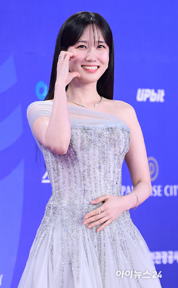 (왼쪽부터) 배우 임윤아-공승연-박은빈-차주영이 18일 오후 인천광역시 파라다이스 시티에서 열린 제4회 청룡시리즈어워즈 레드카펫 행사에 참석하고 있다. 이날 이들은 큐빅과 스팽글로 별을 수놓은 듯한 샤이닝 드레스를 입어 시선을 사로잡았다. [사진=정소희 기자]