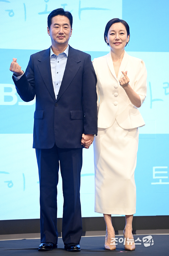 배우 하석진, 안희연이 22일 오후 서울 구로구 신도림 디큐브시티 더세인트에서 열린 KBS2 주말드라마 '사랑이 온다' 제작발표회에서 포토타임을 갖고 있다. [사진=곽영래 기자]