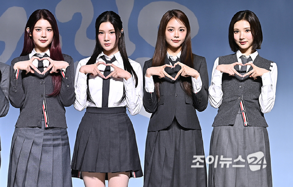 걸그룹 하츠투하츠가 20일 오후 서울 용산구 블루스퀘어에서 열린 첫 미니앨범 'FOCUS'(포커스) 발매 기념 미디어 쇼케이스에서 포토타임을 갖고 있다. [사진=곽영래 기자]