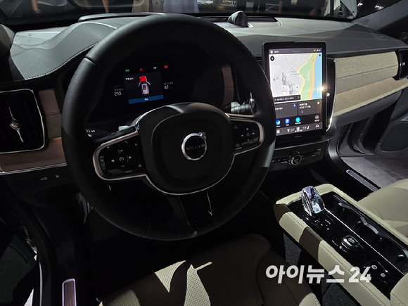 볼보자동차코리아가 2일 서울 광진구 그랜드워커힐 서울에서 신형 'XC90'과 'S90'을 공개하고 있다. [영상=김종성 기자]