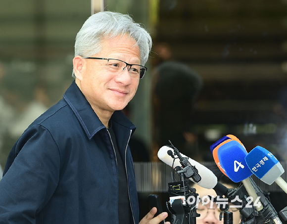 젠슨 황 엔비디아 최고경영자(CEO)가 5일 오후 전세기를 통해 서울김포비즈니스항공센터로 입국해 시민들의 사인 요청에 응하고 있다. 한 시민이 만원권 지폐에 사인을 요청하자 주머니에 넣을려는 유머스러운 제스쳐을 하며 웃는 젠슨 황의 모습. [사진=정소희 기자]