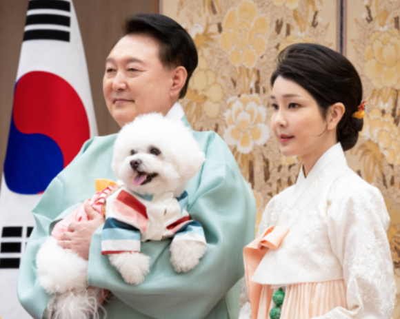 윤석열 대통령과 김건희 여사가 지난 8일 서울 용산 대통령실청사에서 촬영한 2024년 한가위 영상 촬영 모습을 지난해 9월 13일 공개했다. [사진=윤석열 대통령실]