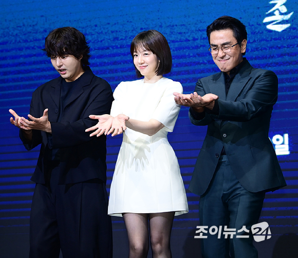 배우 양세종-임수정-류승룡이 8일 오전 서울 영등포구 콘래드 서울에서 열린 디즈니+의 오리지널 시리즈 '파인: 촌뜨기들' 제작발표회에 참석하고 있다. [사진=정소희 기자]