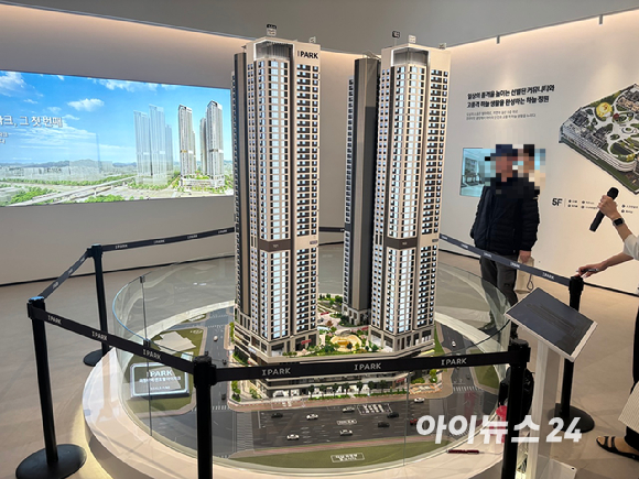 의정부역 센트럴 아이파크 견본주택 내부에 마련된 전용 84㎡ 유니트 내부 안이 둘러보는 방문객들로 가득 차 있는 모습. 2026.04.03. [사진=김민지 기자]