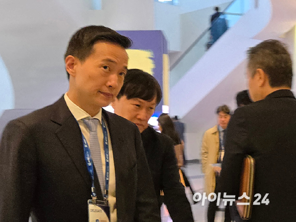 김정관 산업통상자원부 장관이 29일 경주예술의전당에서 열린 한미 기업인 비즈니스 라운드 테이블 행사를 마치고 환영만찬 참석을 위해 밝은 표정으로 이동하고 있다. [사진=최란 기자]